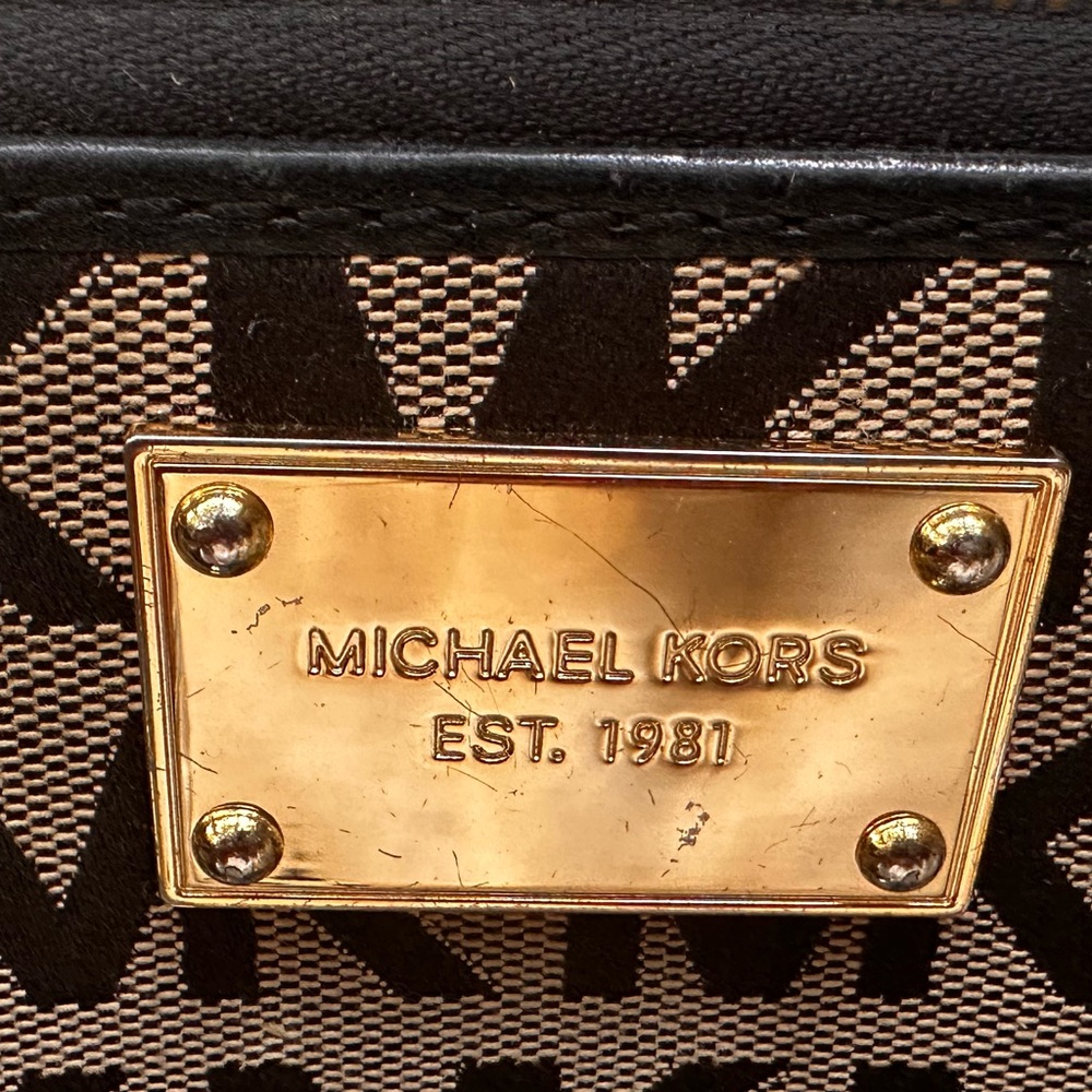 Michael Kors East West Signature Wallet - Picture 3 of 11